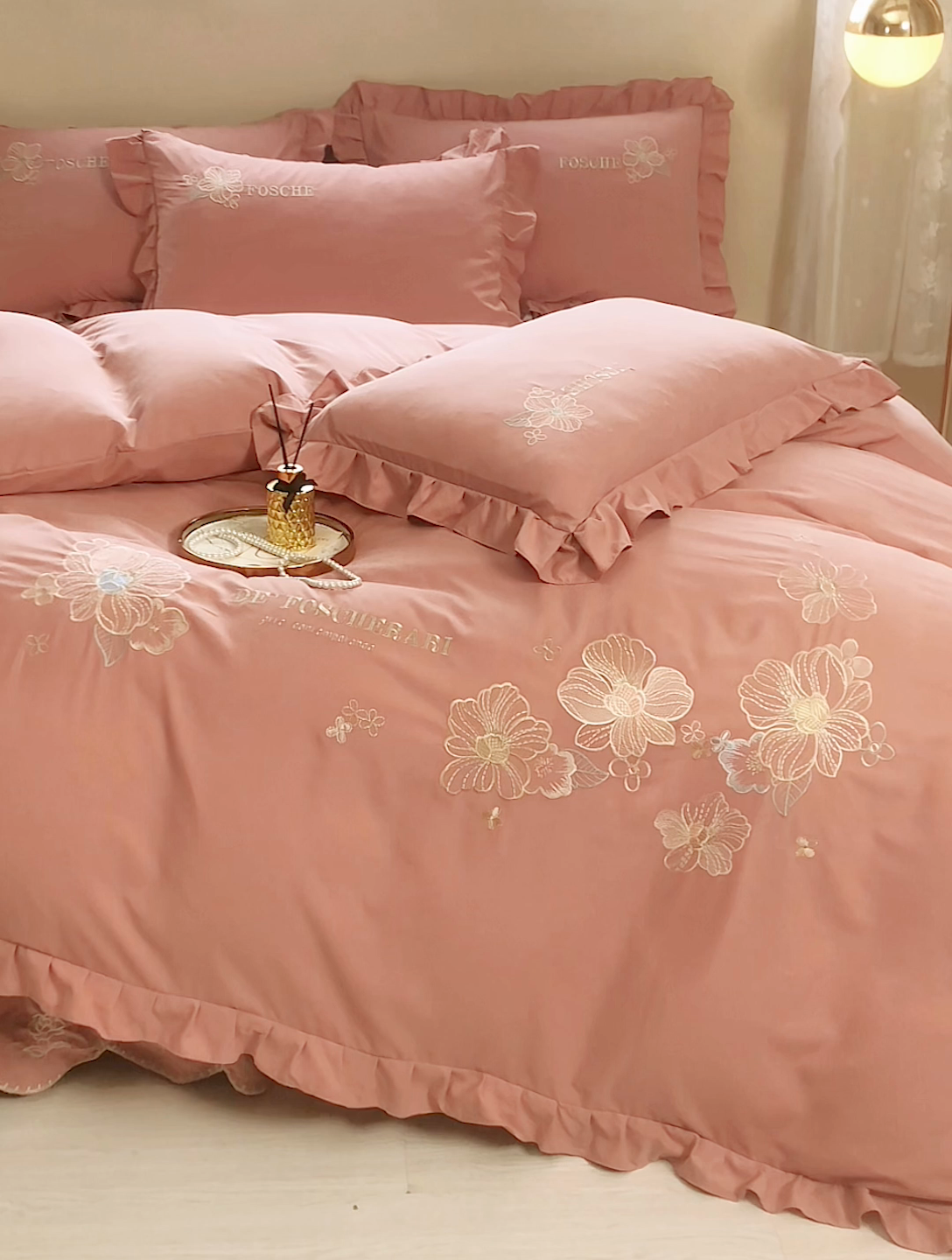 91家纺网 家纺一手货源 找家纺 苏木年华 2024新款春光里系列韩版荷叶边刺绣加大床单四件套 西柚红