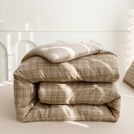 91家纺网 家纺一手货源 找家纺 啊雅家居 2025新款水洗棉条纹印花夏被冬被四件套-床笠款 冬被 日系条格咖