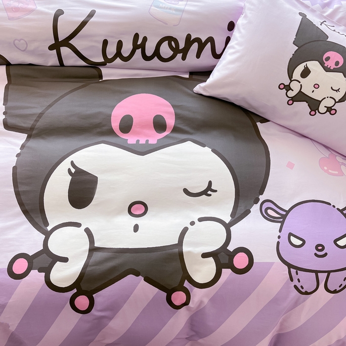 91家纺网 家纺一手货源 找家纺 金爱家 2024新款大阪全棉数码印花三丽鸥系列四件套 紫苏库洛米