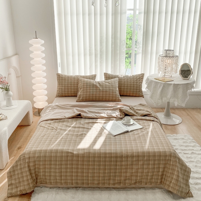 91家纺网 家纺一手货源 找家纺 啊雅家居2025新款水洗棉条纹印花夏被冬被四件套-床单款 夏被 日系条格咖