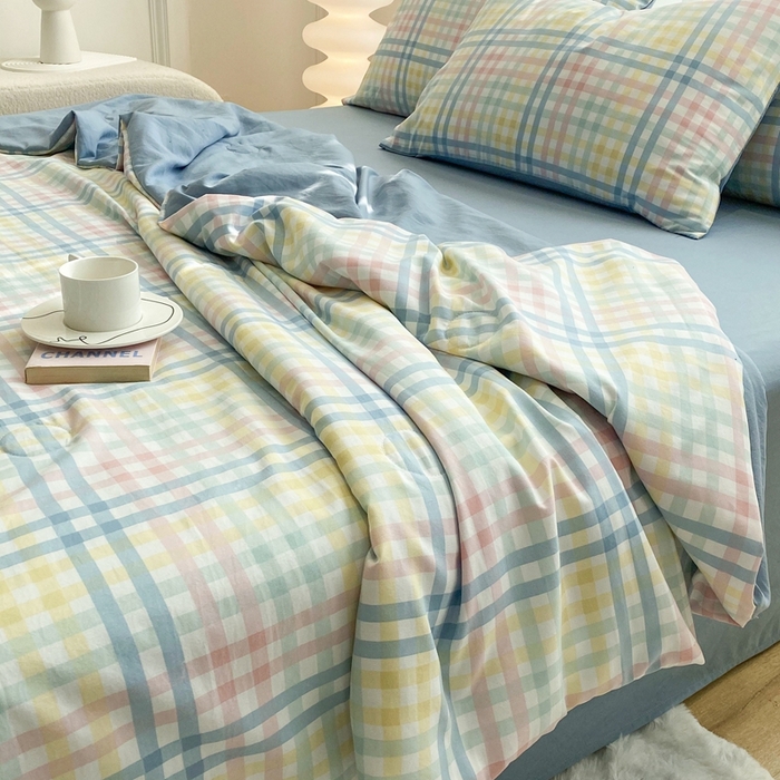 91家纺网 家纺一手货源 找家纺 啊雅家居2025新款水洗棉条纹印花夏被冬被四件套-床单款 夏被 日系小格绿