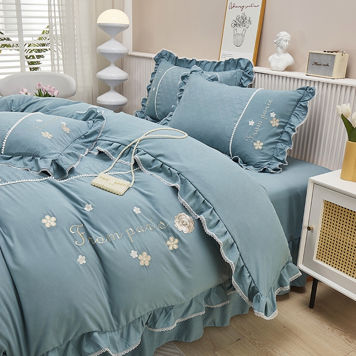 91家纺网 家纺一手货源 找家纺 苏木年华 2024新款夏沫花语系列韩版荷叶边刺绣花边加大床单四件套 贵族蓝