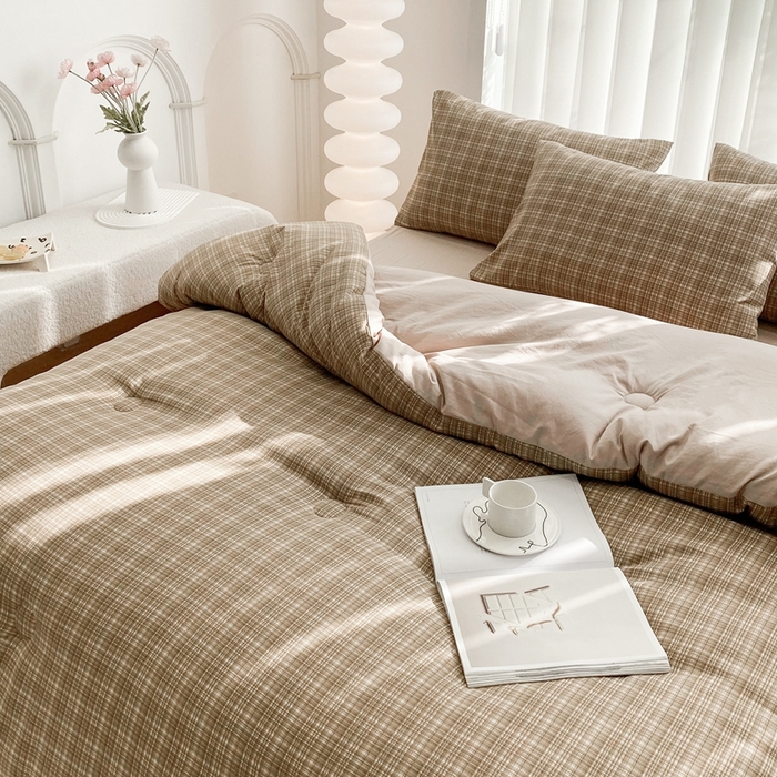 91家纺网 家纺一手货源 找家纺 啊雅家居 2025新款水洗棉条纹印花夏被冬被四件套-床笠款 冬被 日系条格咖