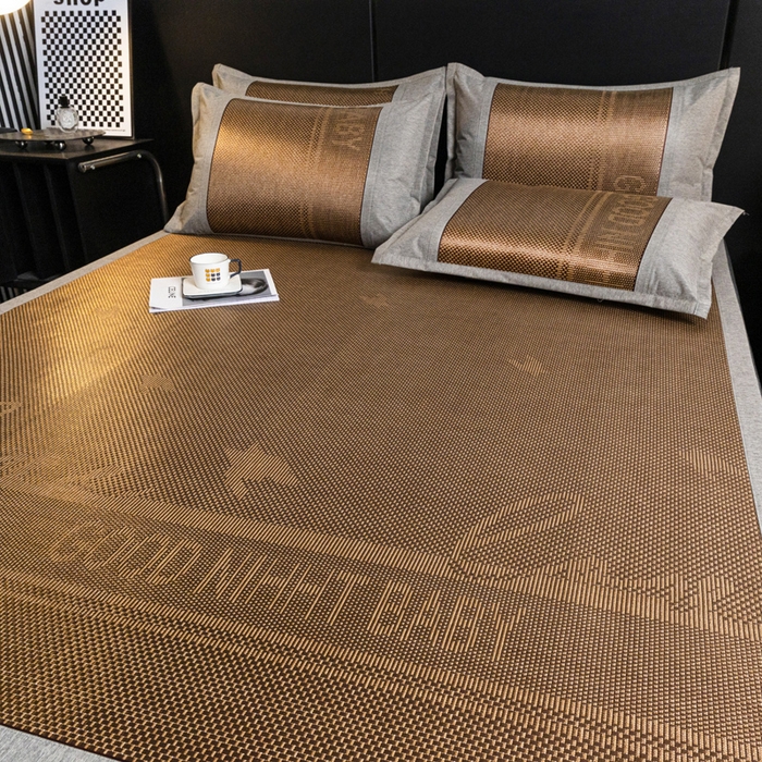 91家纺网 家纺一手货源 找家纺 青雅席业 2025新款绣花款复合冰藤三明治凉席套件 格调咖