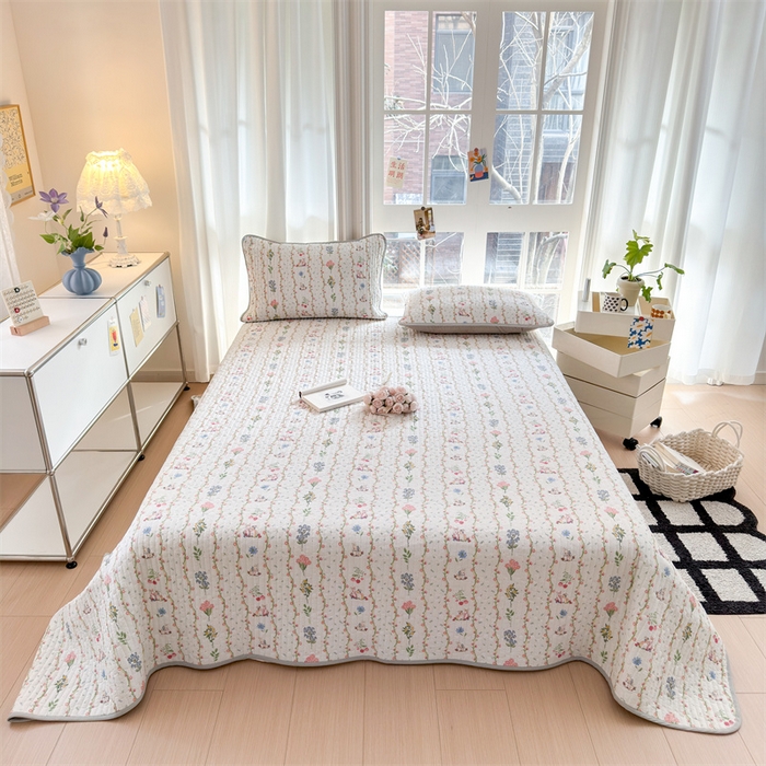 91家纺网 家纺一手货源 找家纺 美优兰 2025春款全棉单面高温砂洗床盖 浆果小兔