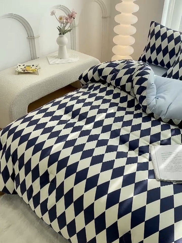 91家纺网 家纺一手货源 找家纺 啊雅家居 2025新款水洗棉条纹印花夏被冬被四件套-床单款 冬被 日系凌格蓝