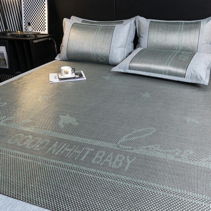 91家纺网 家纺一手货源 找家纺 青雅席业 2025新款绣花款复合冰藤三明治凉席套件 格调灰绿