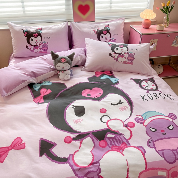 91家纺网 家纺一手货源 找家纺 金爱家 2024新款大阪全棉数码印花三丽鸥系列四件套 朗读库洛米