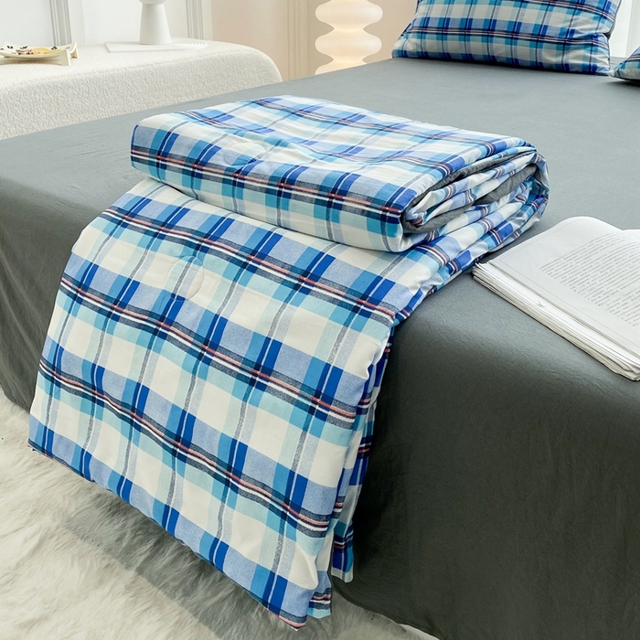 91家纺网 家纺一手货源 找家纺 啊雅家居2025新款水洗棉条纹印花夏被冬被四件套-床单款 夏被 日系条格蓝