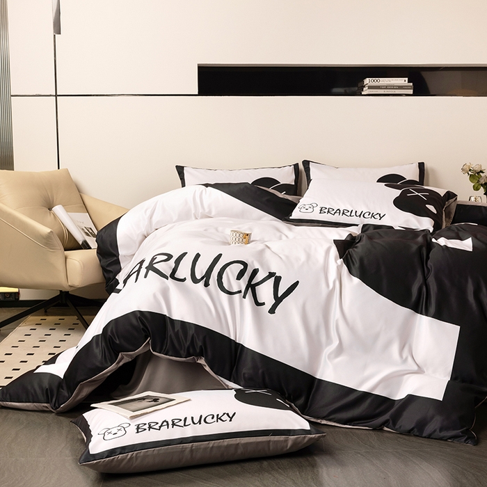 91家纺网 家纺一手货源 找家纺 摩卡 2024新款博主风水洗真丝四件套 半脸熊-白