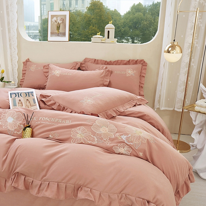 91家纺网 家纺一手货源 找家纺 苏木年华 2024新款春光里系列韩版荷叶边刺绣加大床单四件套 西柚红