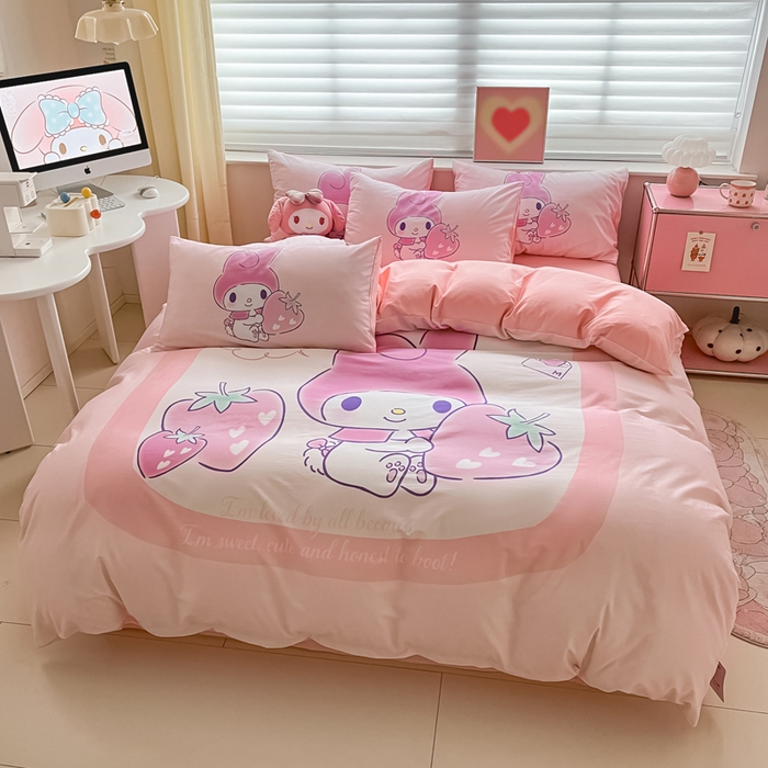 91家纺网 家纺一手货源 找家纺 金爱家 2024新款大阪全棉数码印花三丽鸥系列四件套 贪吃美乐蒂