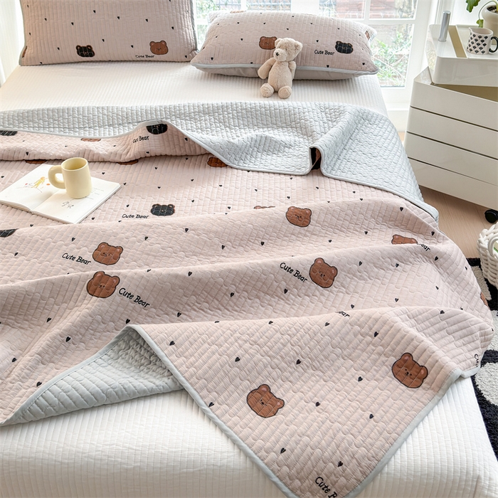 91家纺网 家纺一手货源 找家纺 美优兰 2025春款全棉单面高温砂洗床盖 咖啡小熊