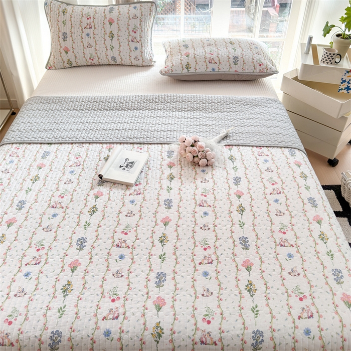 91家纺网 家纺一手货源 找家纺 美优兰 2025春款全棉单面高温砂洗床盖 浆果小兔