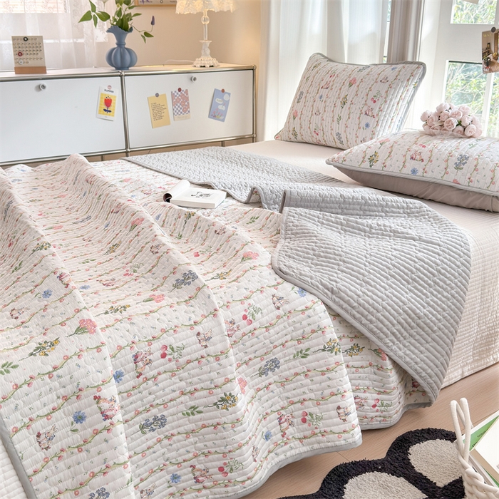 91家纺网 家纺一手货源 找家纺 美优兰 2025春款全棉单面高温砂洗床盖 浆果小兔