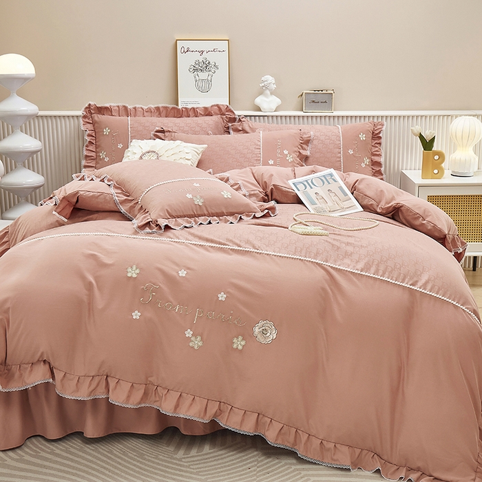 91家纺网 家纺一手货源 找家纺 苏木年华 2024新款夏沫花语系列韩版荷叶边刺绣花边加大床单四件套 西柚红