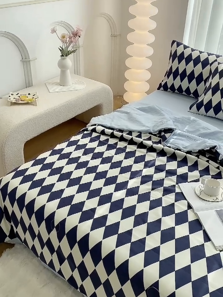 91家纺网 家纺一手货源 找家纺 啊雅家居 2025新款水洗棉条纹印花夏被冬被四件套-床单款 夏被 日系凌格蓝