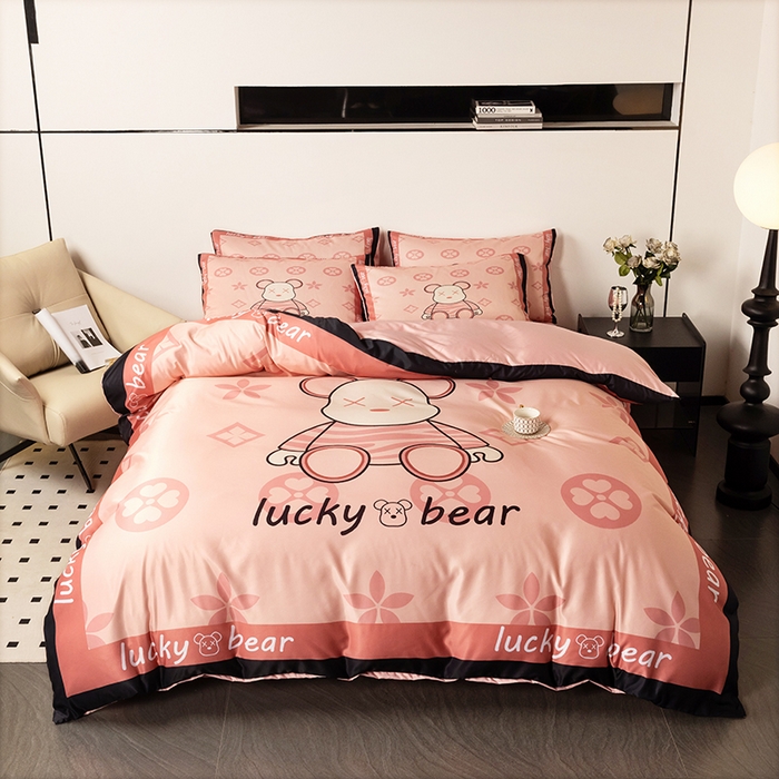 91家纺网 家纺一手货源 找家纺 摩卡 2024新款博主风水洗真丝四件套 蜜桃熊