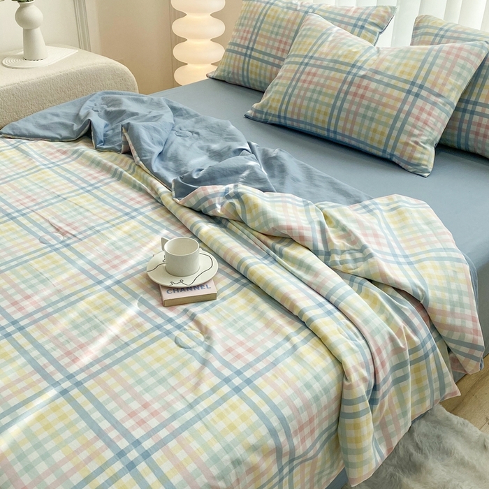 91家纺网 家纺一手货源 找家纺 啊雅家居2025新款水洗棉条纹印花夏被冬被四件套-床单款 夏被 日系小格绿