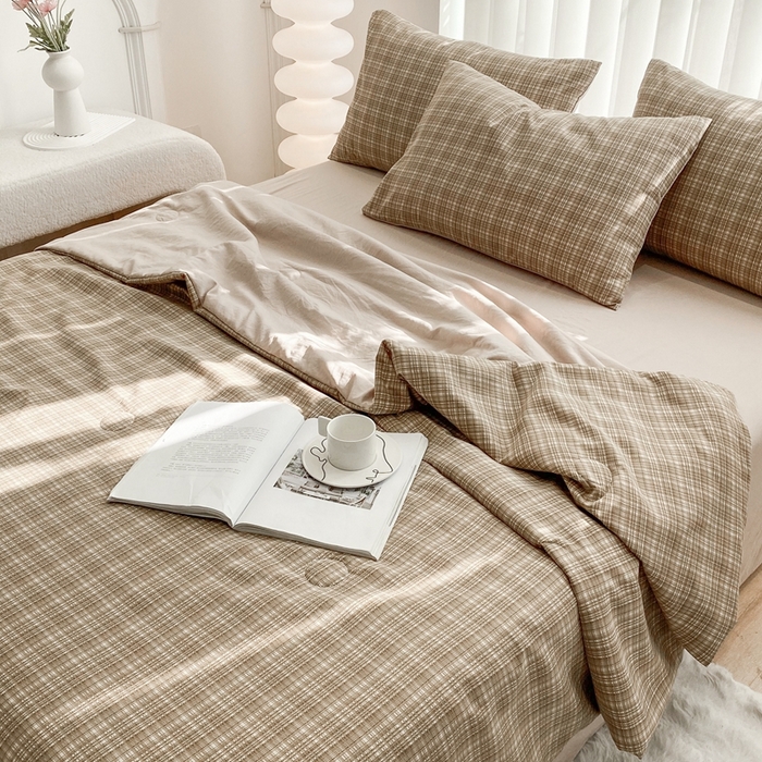 91家纺网 家纺一手货源 找家纺 啊雅家居2025新款水洗棉条纹印花夏被冬被四件套-床单款 夏被 日系条格咖