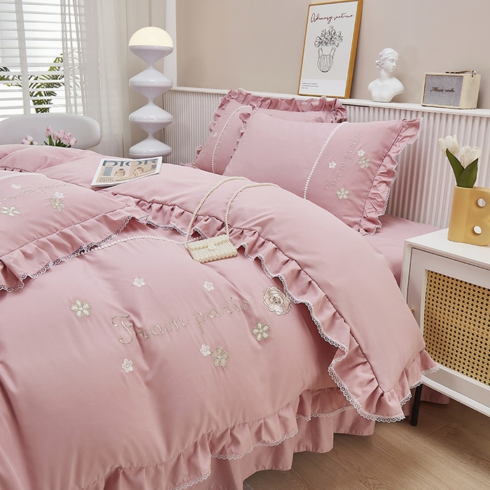 91家纺网 家纺一手货源 找家纺 苏木年华 2024新款夏沫花语系列韩版荷叶边刺绣花边加大床单四件套 豆沙红