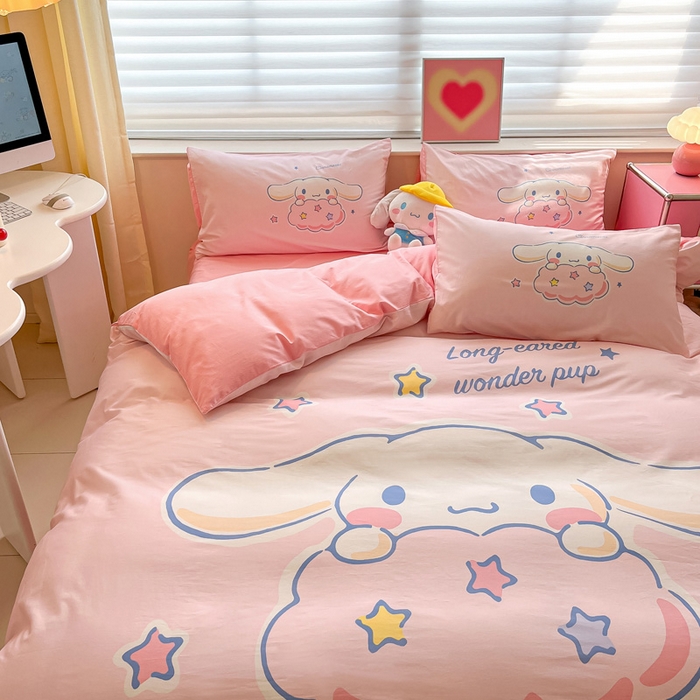 91家纺网 家纺一手货源 找家纺 金爱家 2024新款大阪全棉数码印花三丽鸥系列四件套 粉红玉桂狗