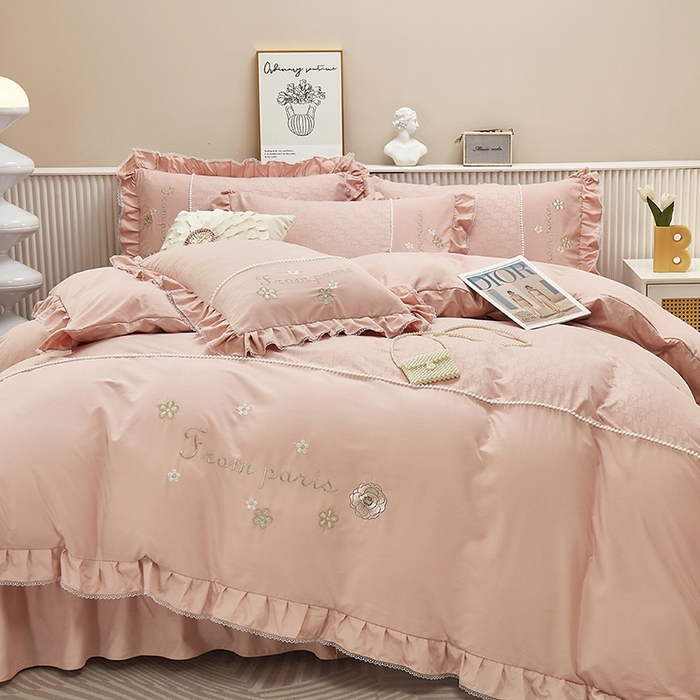 91家纺网 家纺一手货源 找家纺 苏木年华 2024新款夏沫花语系列韩版荷叶边刺绣花边加大床单四件套 粉玉色