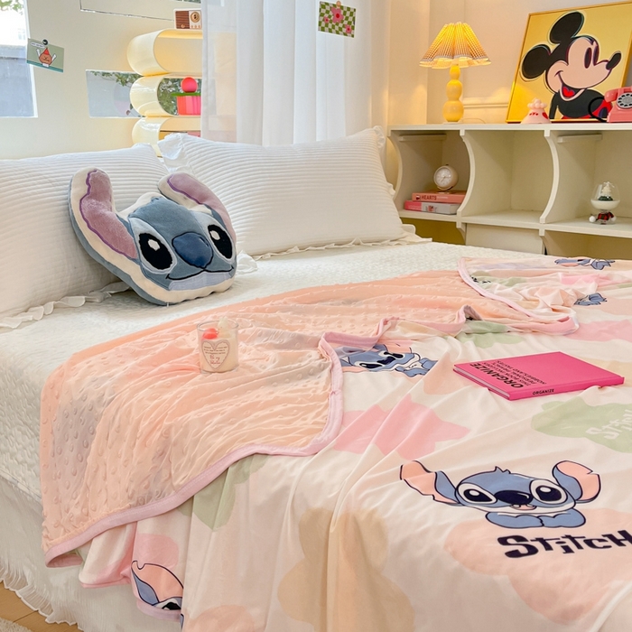 91家纺网 家纺一手货源 找家纺 大彩家居 2024新款A类迪士尼小凉皮豆豆盖毯 盖毯-花花史迪仔