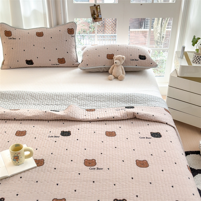 91家纺网 家纺一手货源 找家纺 美优兰 2025春款全棉单面高温砂洗床盖 咖啡小熊