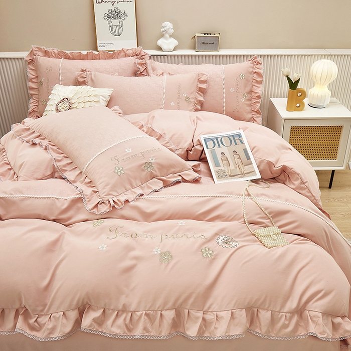 91家纺网 家纺一手货源 找家纺 苏木年华 2024新款夏沫花语系列韩版荷叶边刺绣花边加大床单四件套 粉玉色