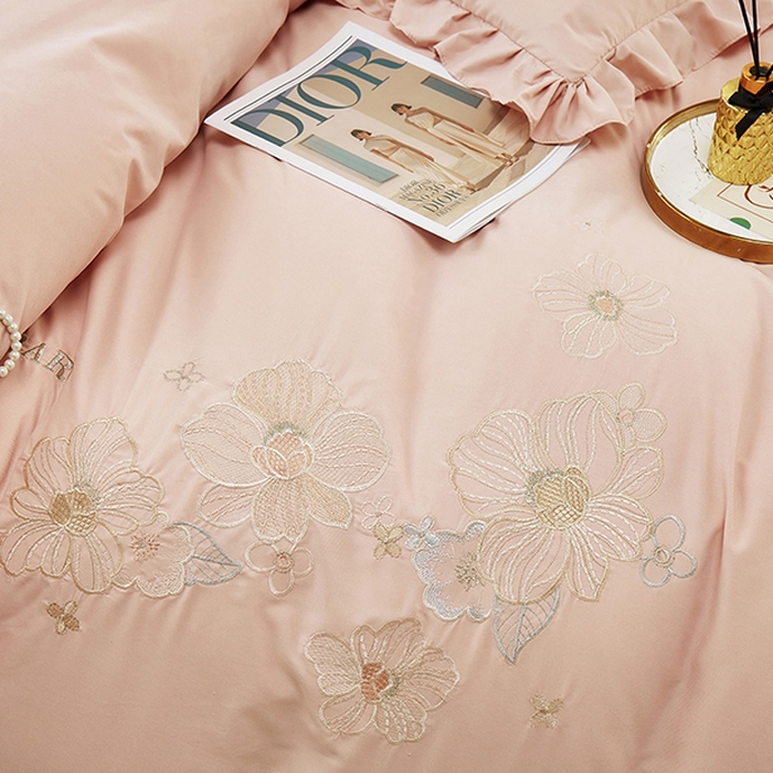 91家纺网 家纺一手货源 找家纺 苏木年华 2024新款春光里系列韩版荷叶边刺绣加大床单四件套 粉玉色