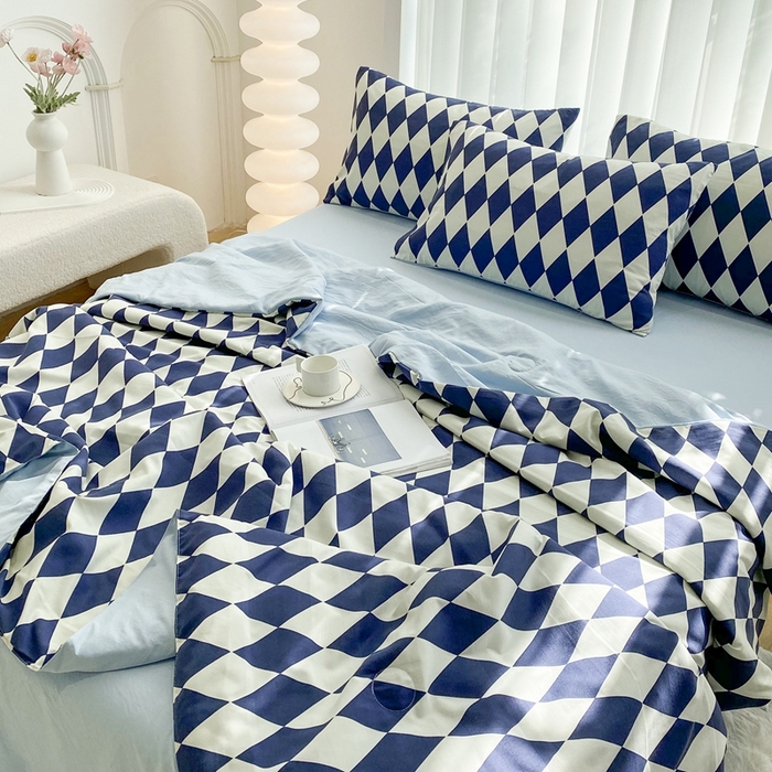 91家纺网 家纺一手货源 找家纺 啊雅家居 2025新款水洗棉条纹印花夏被冬被四件套-床单款 夏被 日系凌格蓝