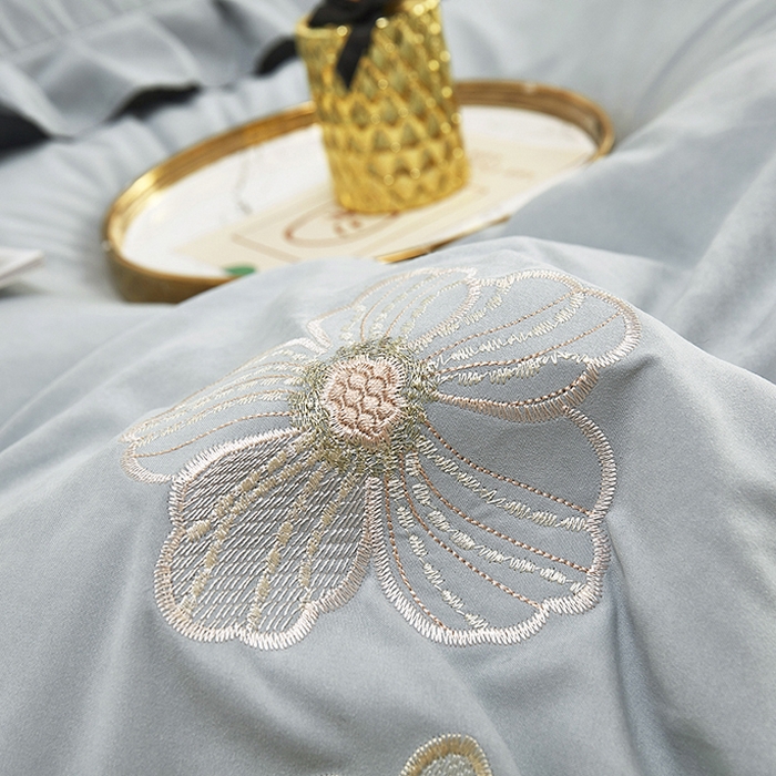 91家纺网 家纺一手货源 找家纺 苏木年华 2024新款春光里系列韩版荷叶边刺绣加大床单四件套 高级灰