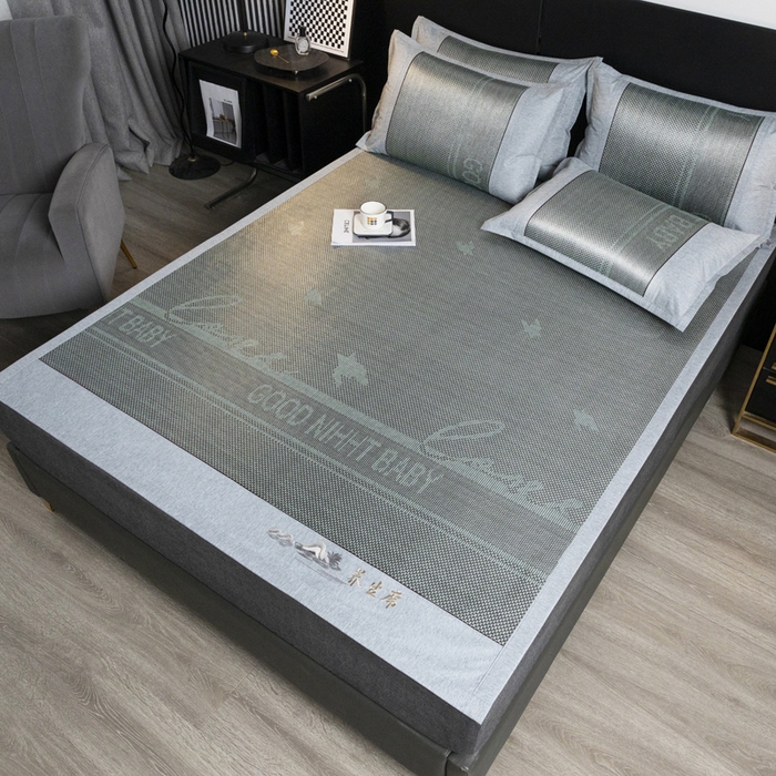 91家纺网 家纺一手货源 找家纺 青雅席业 2025新款绣花款复合冰藤三明治凉席套件 格调灰绿