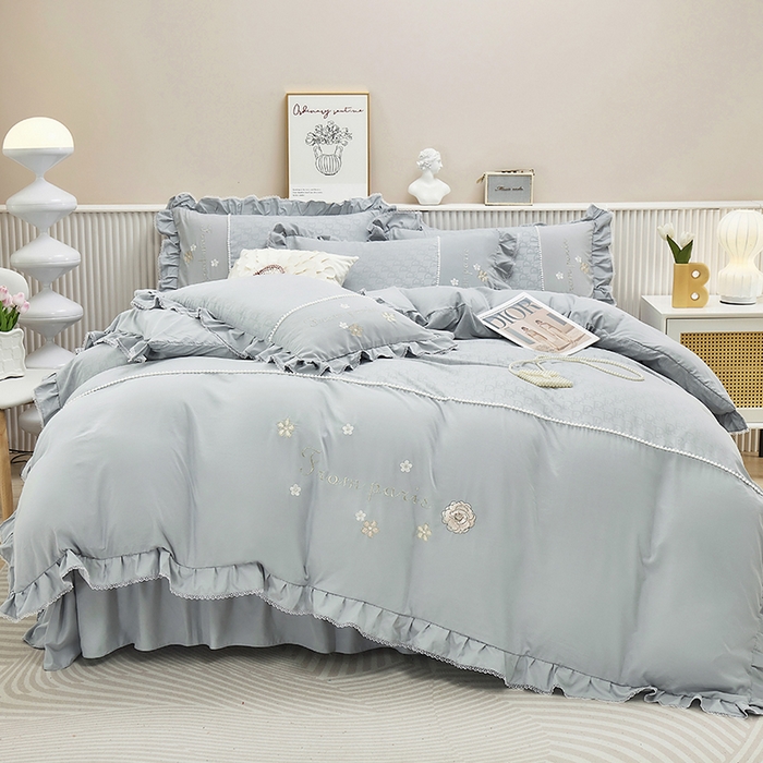 91家纺网 家纺一手货源 找家纺 苏木年华 2024新款夏沫花语系列韩版荷叶边刺绣花边加大床单四件套 高级灰