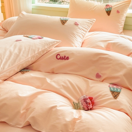 91家纺网 家纺一手货源 找家纺 泽西家纺 2024新款全棉13376毛巾绣四件套甜甜家族系列 冰淇淋- 玉