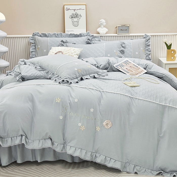 91家纺网 家纺一手货源 找家纺 苏木年华 2024新款夏沫花语系列韩版荷叶边刺绣花边加大床单四件套 高级灰