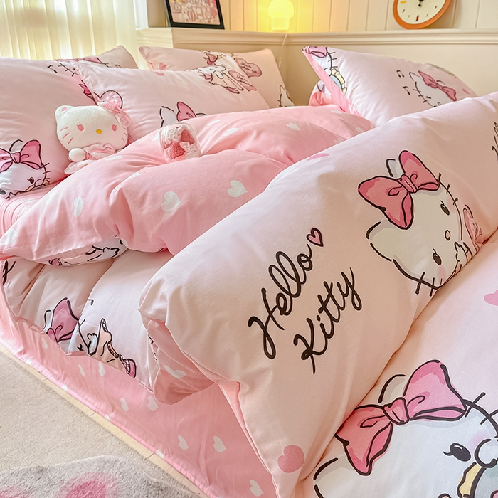 91家纺网 家纺一手货源 找家纺 顾里2024新款40支活性印花13372喷气全棉三丽鸥系列四件套 音乐粉kt