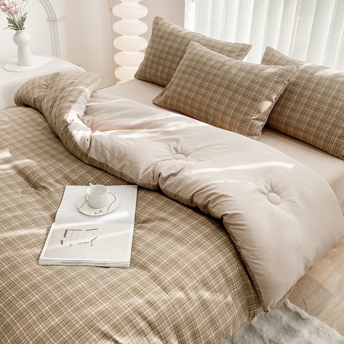 91家纺网 家纺一手货源 找家纺 啊雅家居 2025新款水洗棉条纹印花夏被冬被四件套-床笠款 冬被 日系条格咖