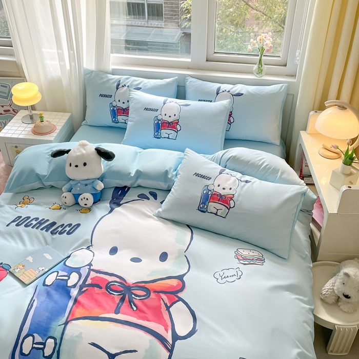 91家纺网 家纺一手货源 找家纺 金爱家 2024新款大阪全棉数码印花三丽鸥系列四件套 滑板帕哈狗