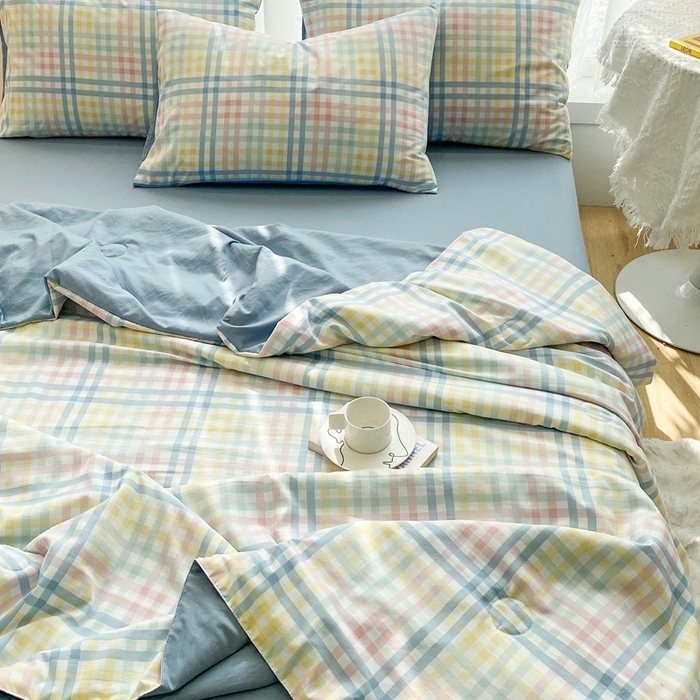 91家纺网 家纺一手货源 找家纺 啊雅家居2025新款水洗棉条纹印花夏被冬被四件套-床单款 夏被 日系小格绿