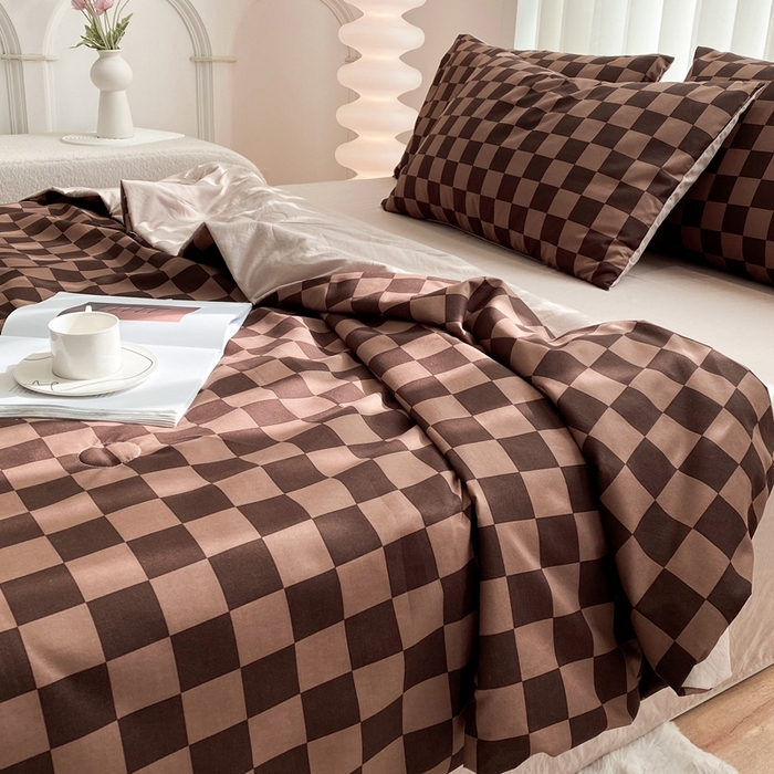 91家纺网 家纺一手货源 找家纺 啊雅家居 2025新款水洗棉条纹印花夏被冬被四件套-床单款 夏被 日系方格焦糖