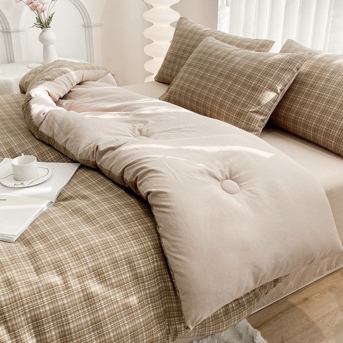 91家纺网 家纺一手货源 找家纺 啊雅家居 2025新款水洗棉条纹印花夏被冬被四件套-床单款 冬被 日系条格咖