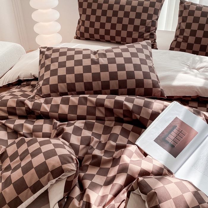 91家纺网 家纺一手货源 找家纺 啊雅家居 2025新款水洗棉条纹印花夏被冬被四件套-床笠款 冬被 日系方格焦糖