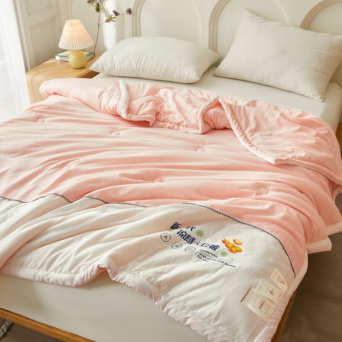 91家纺网 家纺一手货源 找家纺 钰博2024新款冰丝绸凉感夏被空调被夏凉被大豆被 粉+白