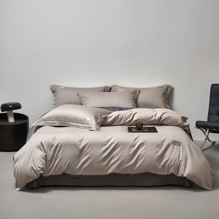 91家纺网 家纺一手货源 找家纺 秀色家纺 2025新款60支贡缎新疆长绒棉全棉纯棉三件套轻奢床品床单床笠被套床上四件套 都市-烟墨灰雅士灰