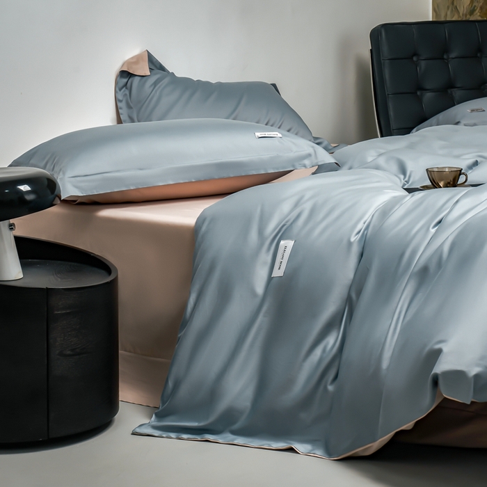 91家纺网 家纺一手货源 找家纺 秀色家纺 2025新款60支贡缎新疆长绒棉全棉纯棉三件套轻奢床品床单床笠被套床上四件套 都市-天空蓝茱萸粉