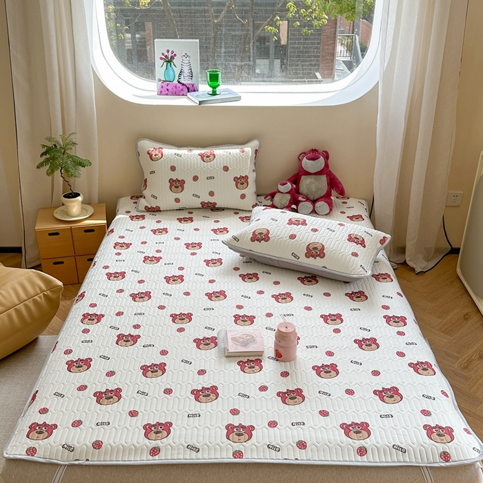 91家纺网 家纺一手货源 找家纺 慕尚家纺 2025新款ms乳胶圆网花色乳胶凉席 草莓小熊