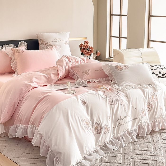 91家纺网 家纺一手货源 找家纺 绒世界 2024新款艾芙妮全棉蕾丝花边刺绣床单床笠四件套礼盒包装 优雅粉