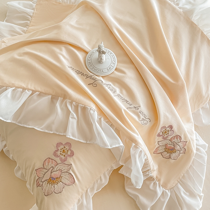 91家纺网 家纺一手货源 找家纺 绒世界 2024新款艾芙妮全棉蕾丝花边刺绣床单床笠四件套礼盒包装 芝士黄